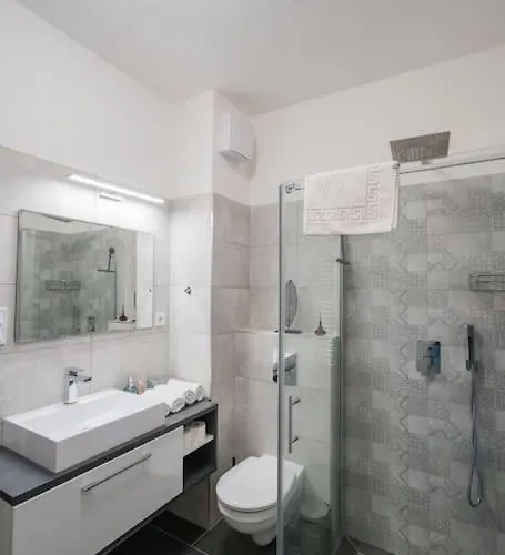 Honved 77 Ii. By Bltn Apartment *